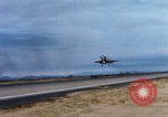 Standbild US Marine A-4E und F-4B Phantom II Jet Fighters Chu Lai Vietnam, 1967, aus Sekunde 58 historischem Filmmaterial Videoclip 65675025756