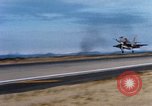 Standbild US Marine A-4E und F-4B Phantom II Jet Fighters Chu Lai Vietnam, 1967, aus Sekunde 59 historischem Filmmaterial Videoclip 65675025756