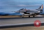 Standbild US Marine A-4E und F-4B Phantom II Jet Fighters Chu Lai Vietnam, 1967, aus Sekunde 60 historischem Filmmaterial Videoclip 65675025756