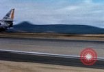 Standbild US Marine A-4E und F-4B Phantom II Jet Fighters Chu Lai Vietnam, 1967, aus Sekunde 61 historischem Filmmaterial Videoclip 65675025756
