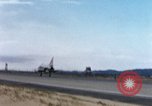 Standbild US Marine A-4E und F-4B Phantom II Jet Fighters Chu Lai Vietnam, 1967, aus Sekunde 62 historischem Filmmaterial Videoclip 65675025756