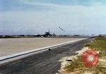 Immagine di Marine Corps A-4 e F-4 velivolo durante il funzionamento Chu Lai Vietnam, 1967, secondo 27 filmato di repertorio 65675025757