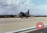 Immagine di Marine Corps A-4 e F-4 velivolo durante il funzionamento Chu Lai Vietnam, 1967, secondo 32 filmato di repertorio 65675025757