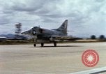 Immagine di Marine Corps A-4 e F-4 velivolo durante il funzionamento Chu Lai Vietnam, 1967, secondo 33 filmato di repertorio 65675025757