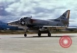 Immagine di Marine Corps A-4 e F-4 velivolo durante il funzionamento Chu Lai Vietnam, 1967, secondo 34 filmato di repertorio 65675025757