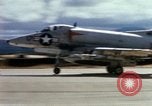 Immagine di Marine Corps A-4 e F-4 velivolo durante il funzionamento Chu Lai Vietnam, 1967, secondo 35 filmato di repertorio 65675025757