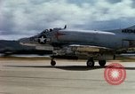 Immagine di Marine Corps A-4 e F-4 velivolo durante il funzionamento Chu Lai Vietnam, 1967, secondo 36 filmato di repertorio 65675025757