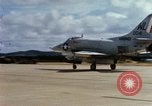 Immagine di Marine Corps A-4 e F-4 velivolo durante il funzionamento Chu Lai Vietnam, 1967, secondo 37 filmato di repertorio 65675025757