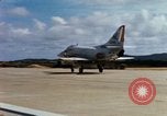 Immagine di Marine Corps A-4 e F-4 velivolo durante il funzionamento Chu Lai Vietnam, 1967, secondo 38 filmato di repertorio 65675025757