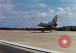 Immagine di Marine Corps A-4 e F-4 velivolo durante il funzionamento Chu Lai Vietnam, 1967, secondo 39 filmato di repertorio 65675025757
