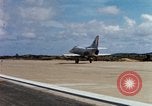 Immagine di Marine Corps A-4 e F-4 velivolo durante il funzionamento Chu Lai Vietnam, 1967, secondo 40 filmato di repertorio 65675025757