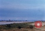 Standbild US Marine Corps Kampfflugzeuge landen und starten Chu Lai Vietnam, 1967, aus Sekunde 32 historischem Filmmaterial Videoclip 65675025758