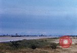 Standbild US Marine Corps Kampfflugzeuge landen und starten Chu Lai Vietnam, 1967, aus Sekunde 34 historischem Filmmaterial Videoclip 65675025758