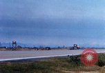 Standbild US Marine Corps Kampfflugzeuge landen und starten Chu Lai Vietnam, 1967, aus Sekunde 43 historischem Filmmaterial Videoclip 65675025758