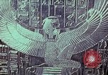 Standbild Tutanchamun gold Stuhl Ägypten, 1951, aus Sekunde 49 historischem Filmmaterial Videoclip 65675025774
