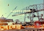 Standbild Bau von Liberty Schiffe in Zweiten Weltkrieg California United States USA, 1942, aus Sekunde 53 historischem Filmmaterial Videoclip 65675025784