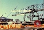 Standbild Bau von Liberty Schiffe in Zweiten Weltkrieg California United States USA, 1942, aus Sekunde 54 historischem Filmmaterial Videoclip 65675025784