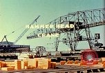 Standbild Bau von Liberty Schiffe in Zweiten Weltkrieg California United States USA, 1942, aus Sekunde 55 historischem Filmmaterial Videoclip 65675025784