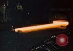 Standbild Frame Balken gebogen bei Liberty Schiff bau in Zweiten Weltkrieg California United States USA, 1942, aus Sekunde 35 historischem Filmmaterial Videoclip 65675025787
