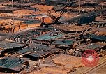 Image Fabrication de coquilles latérales en acier pour le Liberty Ship dans Seconde Guerre Mondiale California United States USA, 1942, de la seconde 15 séquences d'archives historiques vidéo 65675025788