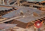 Image Fabrication de coquilles latérales en acier pour le Liberty Ship dans Seconde Guerre Mondiale California United States USA, 1942, de la seconde 35 séquences d'archives historiques vidéo 65675025788