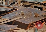 Image Fabrication de coquilles latérales en acier pour le Liberty Ship dans Seconde Guerre Mondiale California United States USA, 1942, de la seconde 38 séquences d'archives historiques vidéo 65675025788