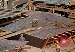 Image Fabrication de coquilles latérales en acier pour le Liberty Ship dans Seconde Guerre Mondiale California United States USA, 1942, de la seconde 45 séquences d'archives historiques vidéo 65675025788