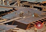 Image Fabrication de coquilles latérales en acier pour le Liberty Ship dans Seconde Guerre Mondiale California United States USA, 1942, de la seconde 47 séquences d'archives historiques vidéo 65675025788