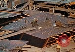 Image Fabrication de coquilles latérales en acier pour le Liberty Ship dans Seconde Guerre Mondiale California United States USA, 1942, de la seconde 48 séquences d'archives historiques vidéo 65675025788