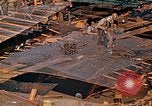 Image Fabrication de coquilles latérales en acier pour le Liberty Ship dans Seconde Guerre Mondiale California United States USA, 1942, de la seconde 49 séquences d'archives historiques vidéo 65675025788