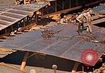Image Fabrication de coquilles latérales en acier pour le Liberty Ship dans Seconde Guerre Mondiale California United States USA, 1942, de la seconde 51 séquences d'archives historiques vidéo 65675025788