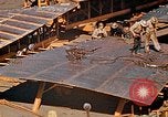 Image Fabrication de coquilles latérales en acier pour le Liberty Ship dans Seconde Guerre Mondiale California United States USA, 1942, de la seconde 52 séquences d'archives historiques vidéo 65675025788