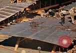 Image Fabrication de coquilles latérales en acier pour le Liberty Ship dans Seconde Guerre Mondiale California United States USA, 1942, de la seconde 53 séquences d'archives historiques vidéo 65675025788