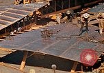 Image Fabrication de coquilles latérales en acier pour le Liberty Ship dans Seconde Guerre Mondiale California United States USA, 1942, de la seconde 54 séquences d'archives historiques vidéo 65675025788