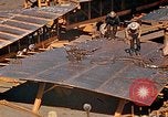 Image Fabrication de coquilles latérales en acier pour le Liberty Ship dans Seconde Guerre Mondiale California United States USA, 1942, de la seconde 55 séquences d'archives historiques vidéo 65675025788
