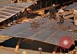 Image Fabrication de coquilles latérales en acier pour le Liberty Ship dans Seconde Guerre Mondiale California United States USA, 1942, de la seconde 56 séquences d'archives historiques vidéo 65675025788