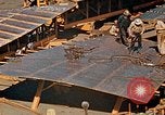 Image Fabrication de coquilles latérales en acier pour le Liberty Ship dans Seconde Guerre Mondiale California United States USA, 1942, de la seconde 57 séquences d'archives historiques vidéo 65675025788