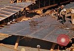 Image Fabrication de coquilles latérales en acier pour le Liberty Ship dans Seconde Guerre Mondiale California United States USA, 1942, de la seconde 58 séquences d'archives historiques vidéo 65675025788