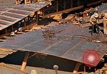 Image Fabrication de coquilles latérales en acier pour le Liberty Ship dans Seconde Guerre Mondiale California United States USA, 1942, de la seconde 59 séquences d'archives historiques vidéo 65675025788