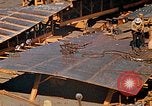 Image Fabrication de coquilles latérales en acier pour le Liberty Ship dans Seconde Guerre Mondiale California United States USA, 1942, de la seconde 60 séquences d'archives historiques vidéo 65675025788