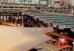 Image Fabrication de coquilles latérales en acier pour le Liberty Ship dans Seconde Guerre Mondiale California United States USA, 1942, de la seconde 61 séquences d'archives historiques vidéo 65675025788