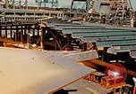 Image Fabrication de coquilles latérales en acier pour le Liberty Ship dans Seconde Guerre Mondiale California United States USA, 1942, de la seconde 62 séquences d'archives historiques vidéo 65675025788