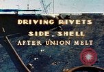 Image le rivetage pendant le Liberty Ship Construction dans Seconde Guerre Mondiale California United States USA, 1942, de la seconde 1 séquences d'archives historiques vidéo 65675025789