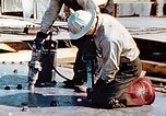 Image le rivetage pendant le Liberty Ship Construction dans Seconde Guerre Mondiale California United States USA, 1942, de la seconde 10 séquences d'archives historiques vidéo 65675025789
