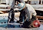Image le rivetage pendant le Liberty Ship Construction dans Seconde Guerre Mondiale California United States USA, 1942, de la seconde 11 séquences d'archives historiques vidéo 65675025789