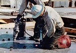 Image le rivetage pendant le Liberty Ship Construction dans Seconde Guerre Mondiale California United States USA, 1942, de la seconde 12 séquences d'archives historiques vidéo 65675025789