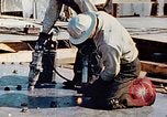 Image le rivetage pendant le Liberty Ship Construction dans Seconde Guerre Mondiale California United States USA, 1942, de la seconde 13 séquences d'archives historiques vidéo 65675025789