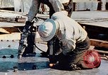 Image le rivetage pendant le Liberty Ship Construction dans Seconde Guerre Mondiale California United States USA, 1942, de la seconde 14 séquences d'archives historiques vidéo 65675025789