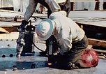 Image le rivetage pendant le Liberty Ship Construction dans Seconde Guerre Mondiale California United States USA, 1942, de la seconde 15 séquences d'archives historiques vidéo 65675025789