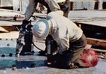 Image le rivetage pendant le Liberty Ship Construction dans Seconde Guerre Mondiale California United States USA, 1942, de la seconde 16 séquences d'archives historiques vidéo 65675025789